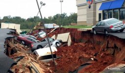 sobarroso_stand_carros_usados_buraco_em_estacionamento_eua.jpg