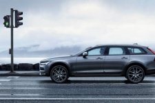 New_Volvo_V90_Cross_Country_Driving-696x464.jpg