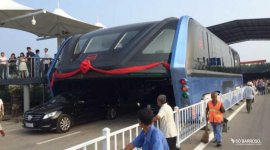 sobarroso_stand_carros_usados_china_comea_a_testar_nibus_que_transita_por_cima_de_carros.jpg sobarroso_stand_carros_usados_china_comea_a_testar_nibus_que_transita_por_cima_de_carros.jpg