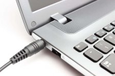 pplware_remove-laptop-battery000.jpg pplware_remove-laptop-battery000.jpg